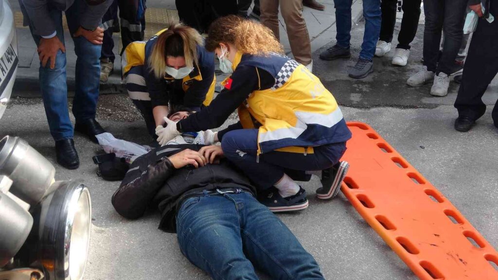 Motosi̇klet İle Otomobi̇li̇n Çarpıştığı Kazada 1 Ki̇şi̇ Yaralandı