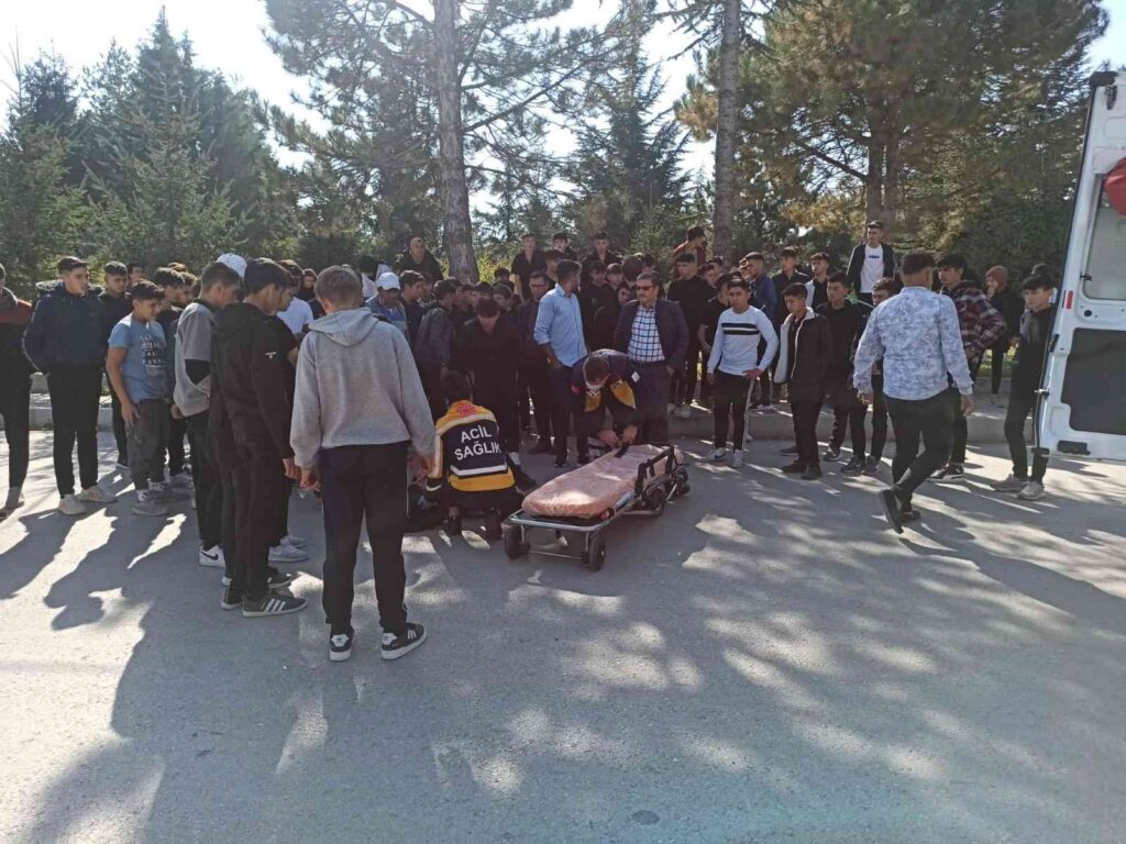 Motosi̇kletten Düşen Genç Ağır Yaralandı