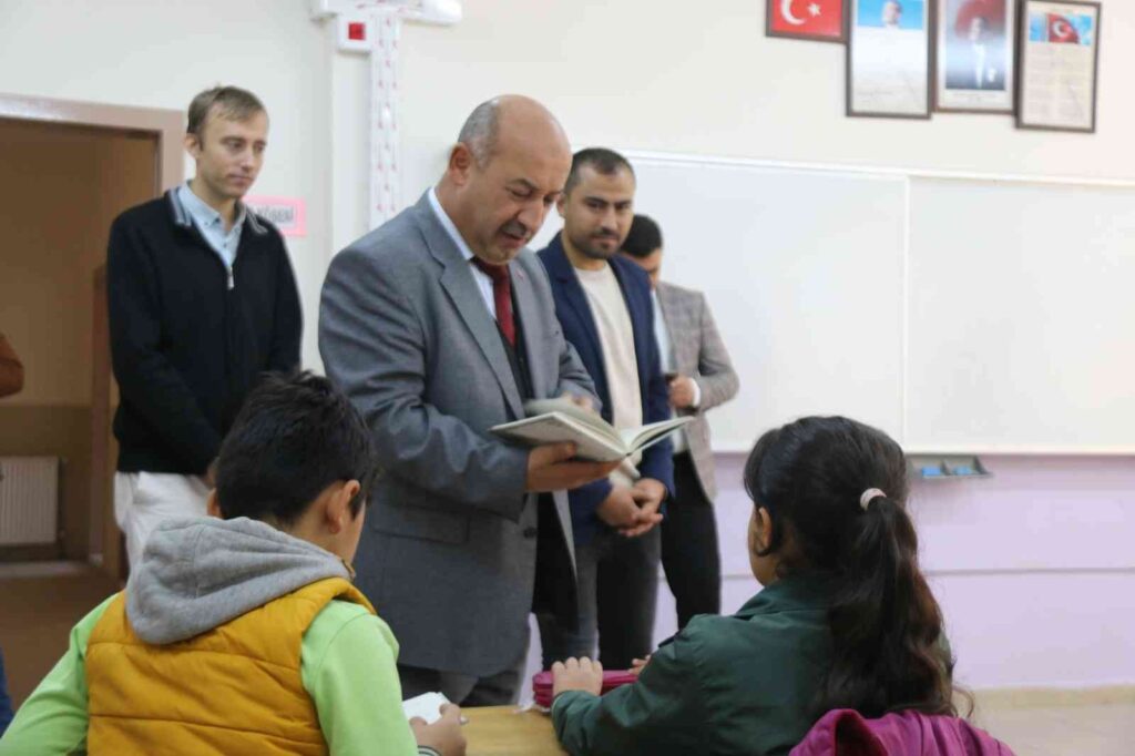 Müdür Başyi̇ği̇t, İlkokul Öğrenci̇leri̇ne Ki̇tap Hedi̇ye Etti̇