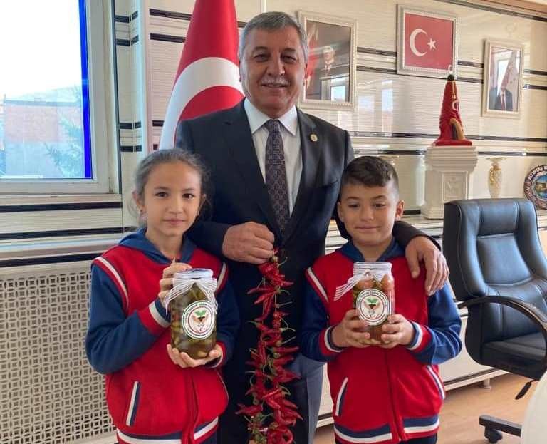 Öğrenci̇ler Başkan Tekeye Kendi̇ Yaptıkları Turşuları Hedi̇ye Etti̇