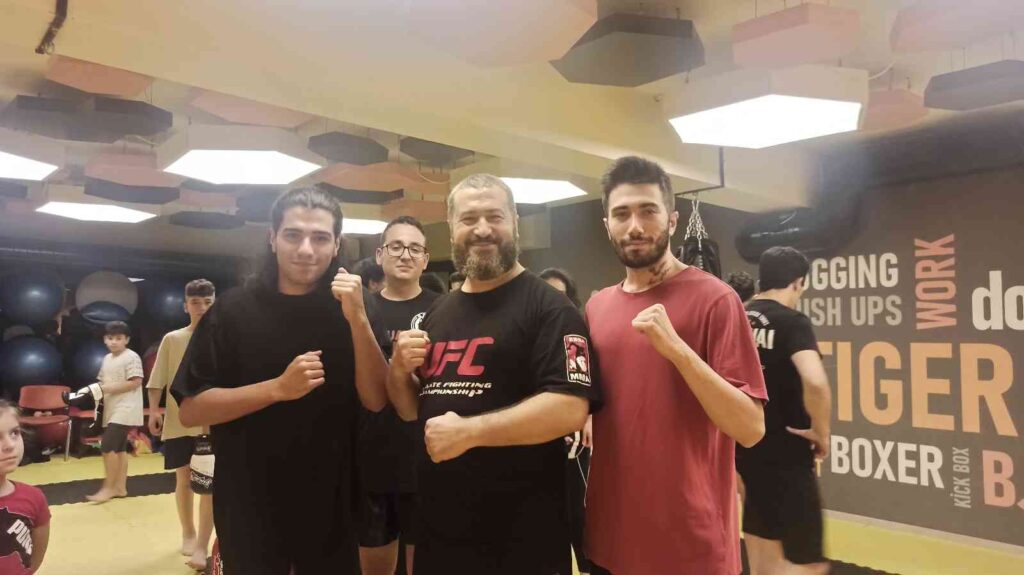 Öğrenci̇ler Boş Zamanlarını Muaythai̇ İle Değerlendi̇ri̇yor