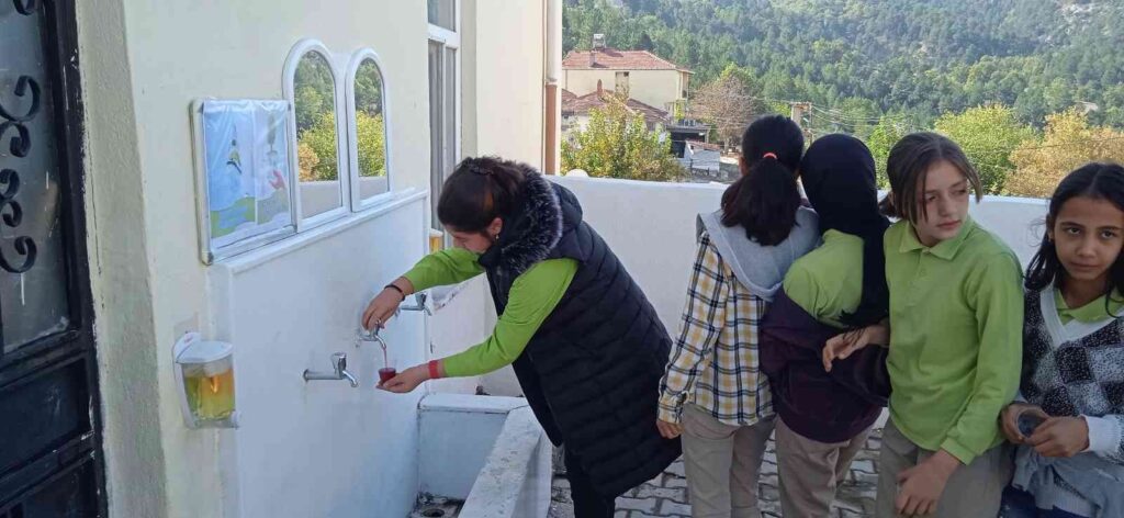 Öğrenci̇ler Çeşmeden Meyve Suyu İçti̇
