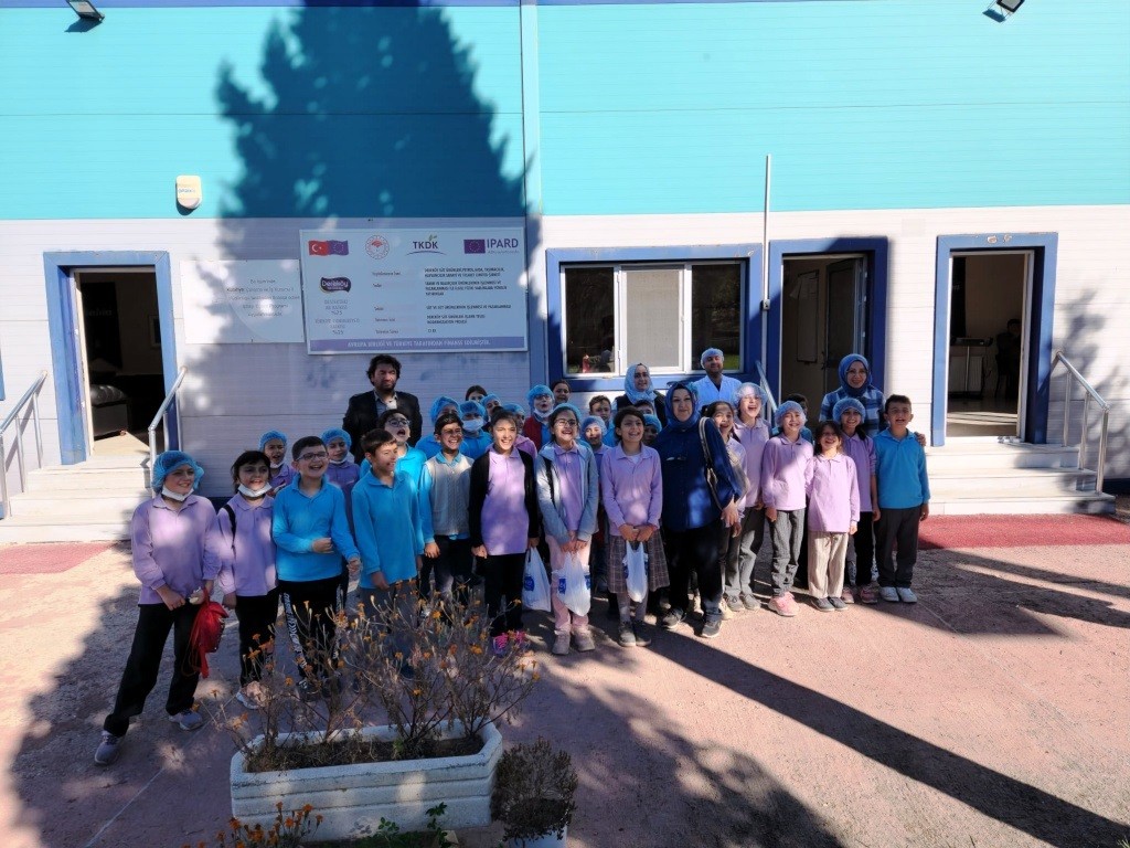 Öğrenci̇ler Süt Ürünleri̇ Tesi̇sleri̇ni̇ Gezdi̇