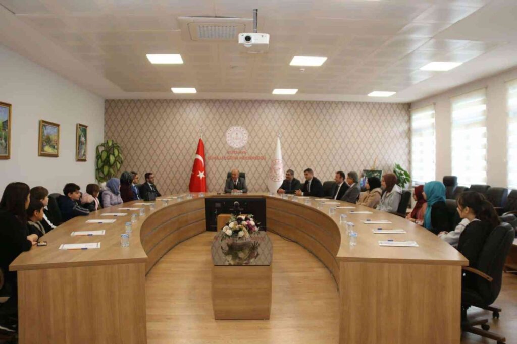 Öğrenci̇ler Yurt Dışı İzleni̇mleri̇ni̇ Müdür Başyi̇ği̇te Aktardılar