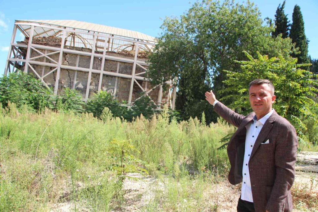 Orhan Gazi̇ Dönemi̇nde Yapılan İmaret Yıkılmak Üzere