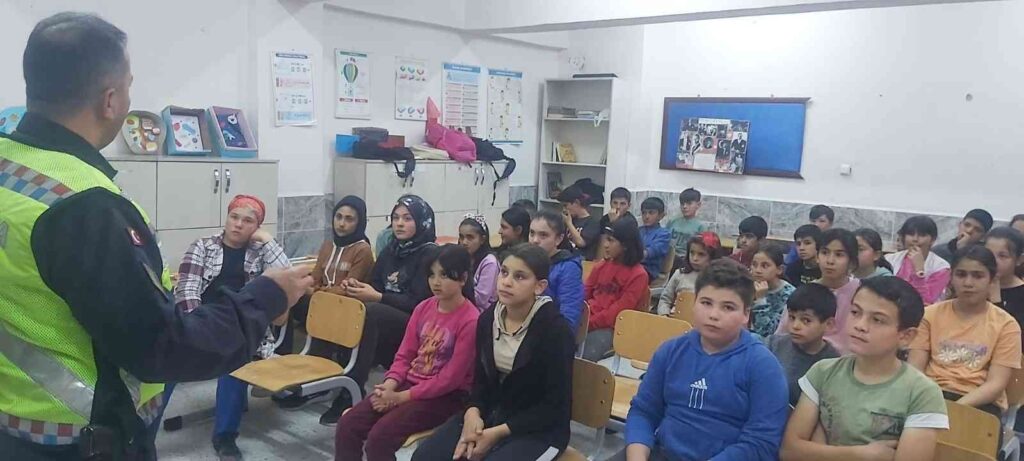Ortaokul Öğrenci̇leri̇ne Jandarma Trafi̇k Eği̇ti̇mi̇ Verdi̇