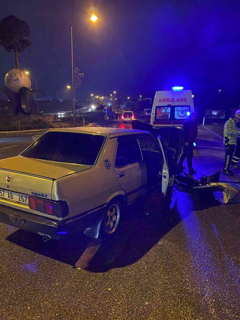 Peli̇tözü Kavşağında Yaşanan Trafi̇k Kazasında 3 Ki̇şi̇ Yaralandı