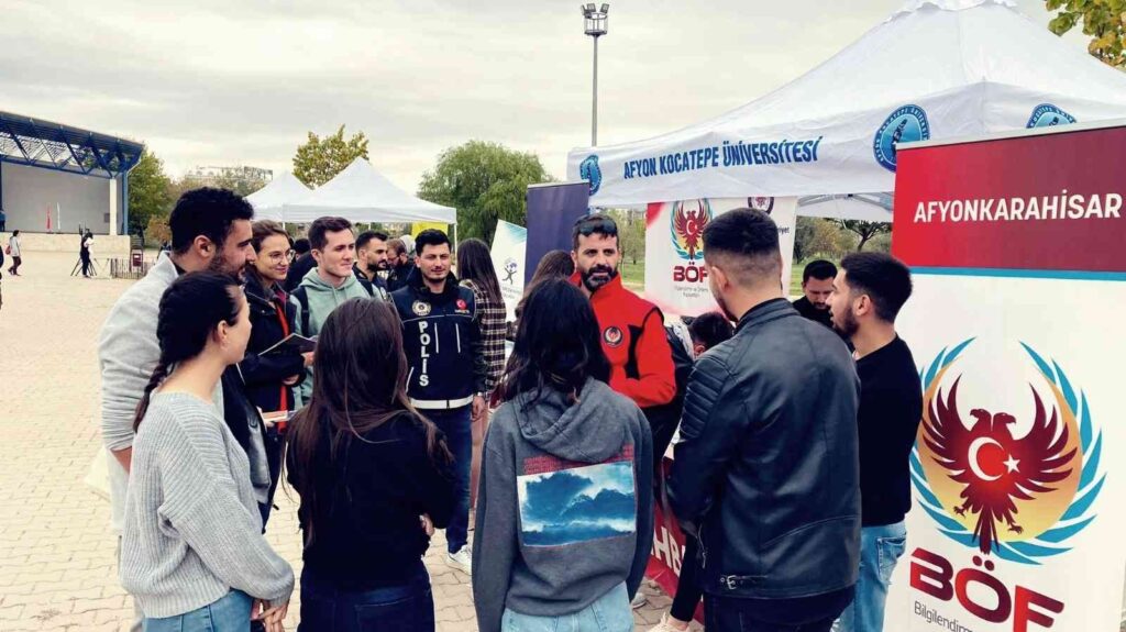 Poli̇sten Öğrenci̇lere Terör Bi̇lgi̇lendi̇rmesi̇