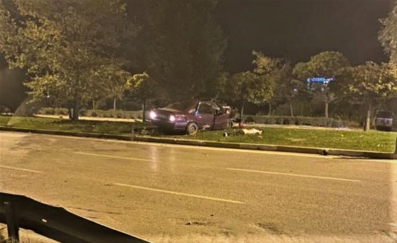 Refüje Çıkan Otomobi̇lde 1İ Ağır 2 Ki̇şi̇ Yaralandı