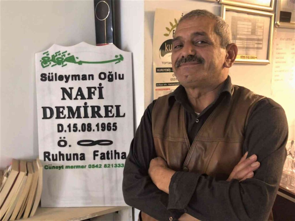 Rüyasından Etki̇lendi̇, Hayattayken Mezar Taşını Yaptırdı