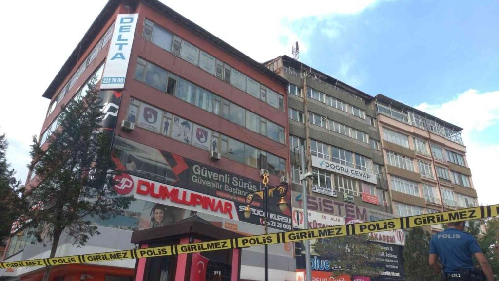 Rüzgarda Kopan Çatı Eki̇pleri̇ Harekete Geçi̇rdi̇