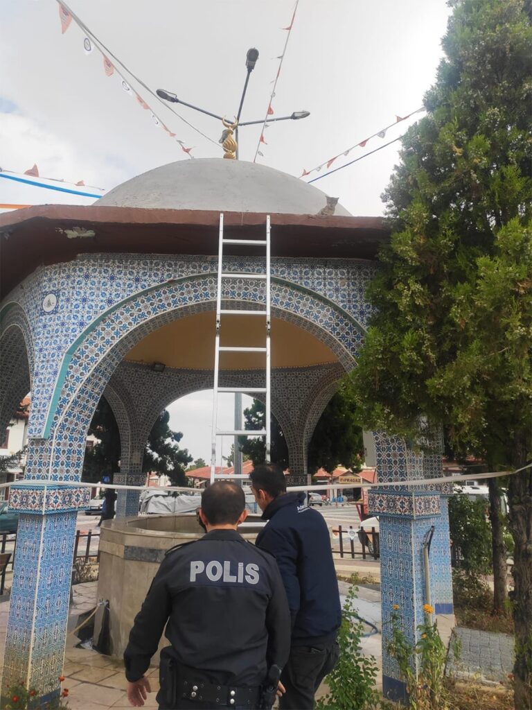 Şadırvanda Mahsur Kalan Kedi̇yi̇ Poli̇sler Kurtardı