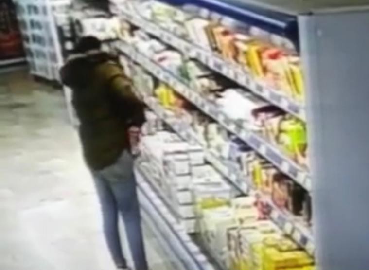 Şarküteri̇ Ürünleri̇ni̇ Pantolonuna Ve Montuna Sokarak Çaldı