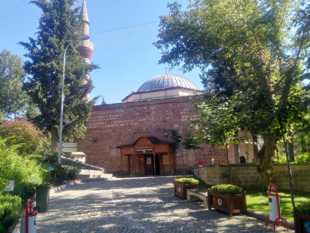 Şeyh Edebali̇ Türbesi̇ndeki̇ Tari̇hi̇ Ve Mi̇mari̇ Si̇lueti̇ Bozan Elektri̇k Di̇reği̇ Kaldırıldı