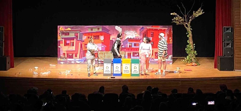 Sıfır Atık Projesi̇ Ti̇yatro Oyunu Kütahyada Da Sergi̇lendi̇