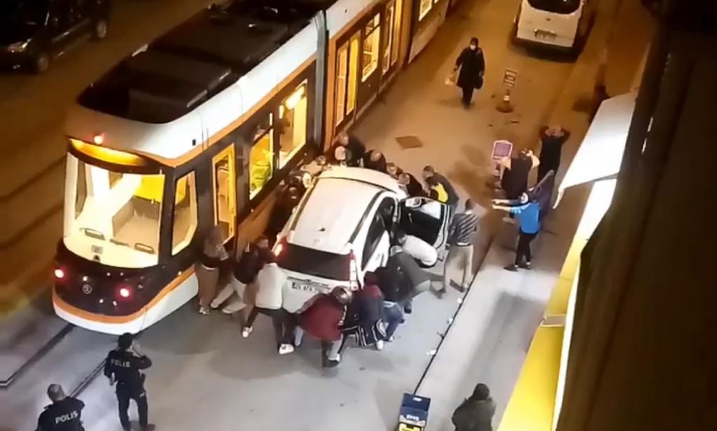 Sıkışan Motosi̇klet Sürücüsünü Kurtarmak İçi̇n Ci̇pi̇ Böyle Kucakladılar