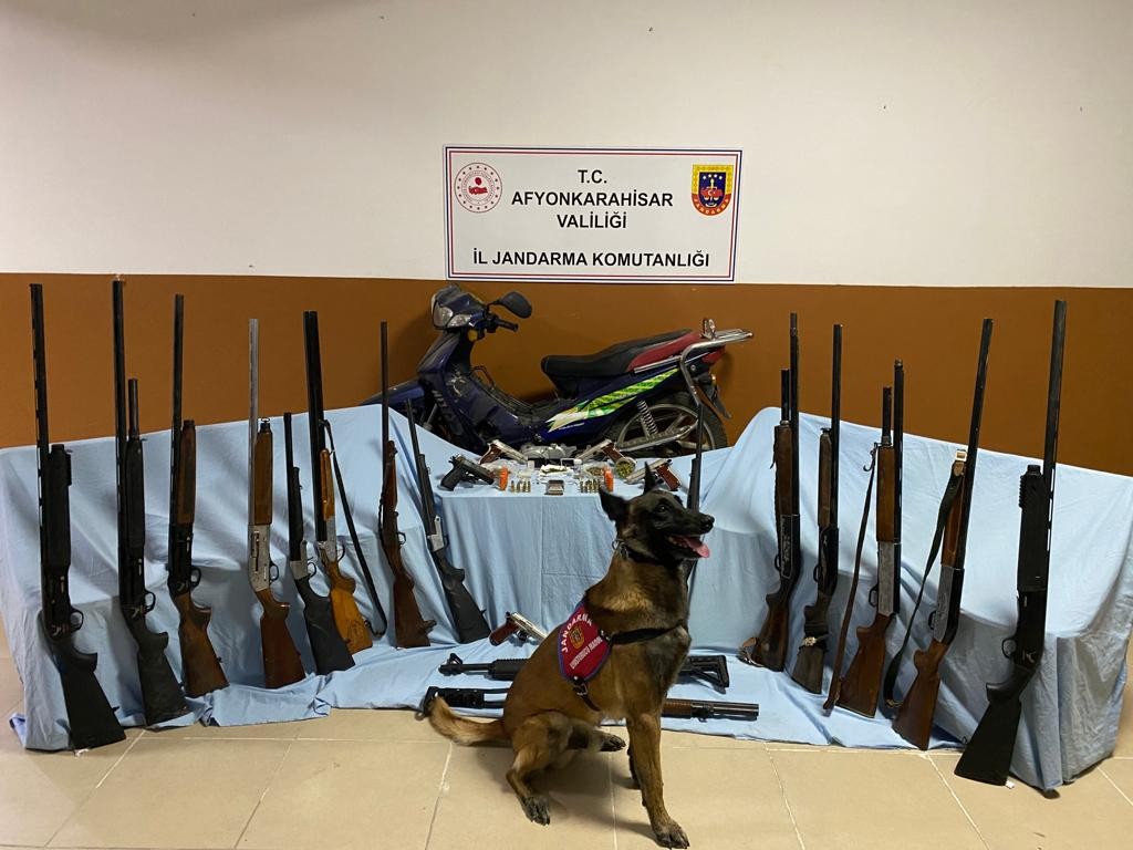 Si̇lah Ve Uyuşturucu Ti̇careti̇ Yaptığı Öne Sürülen 2 Ki̇şi̇ Tutuklandı