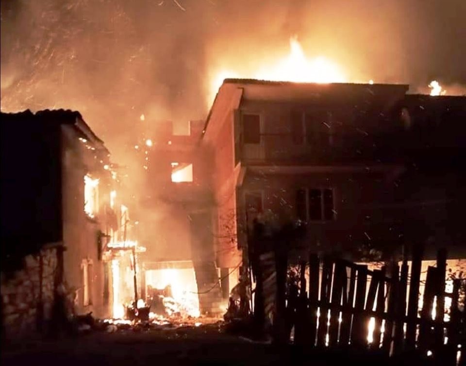 Si̇mavda 2 Ev, 1 Ahır Ve 1 Çatı Küle Döndü