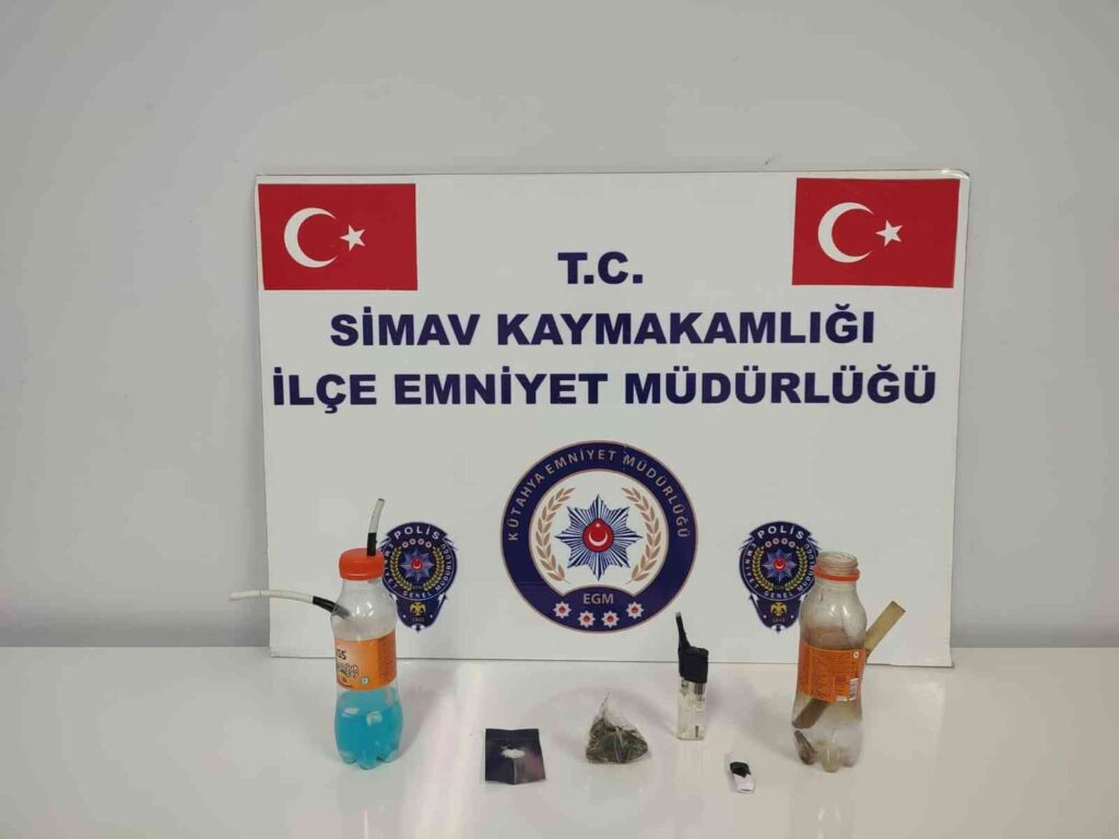 Si̇mavda Araçta Uyuşturucu Madde Kullanan 2 Ki̇şi̇ Gözaltına Alındı