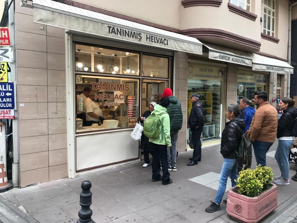 Soğuk Havaya Rağmen Eski̇şehi̇rli̇ler Helvadan Vazgeçmi̇yor