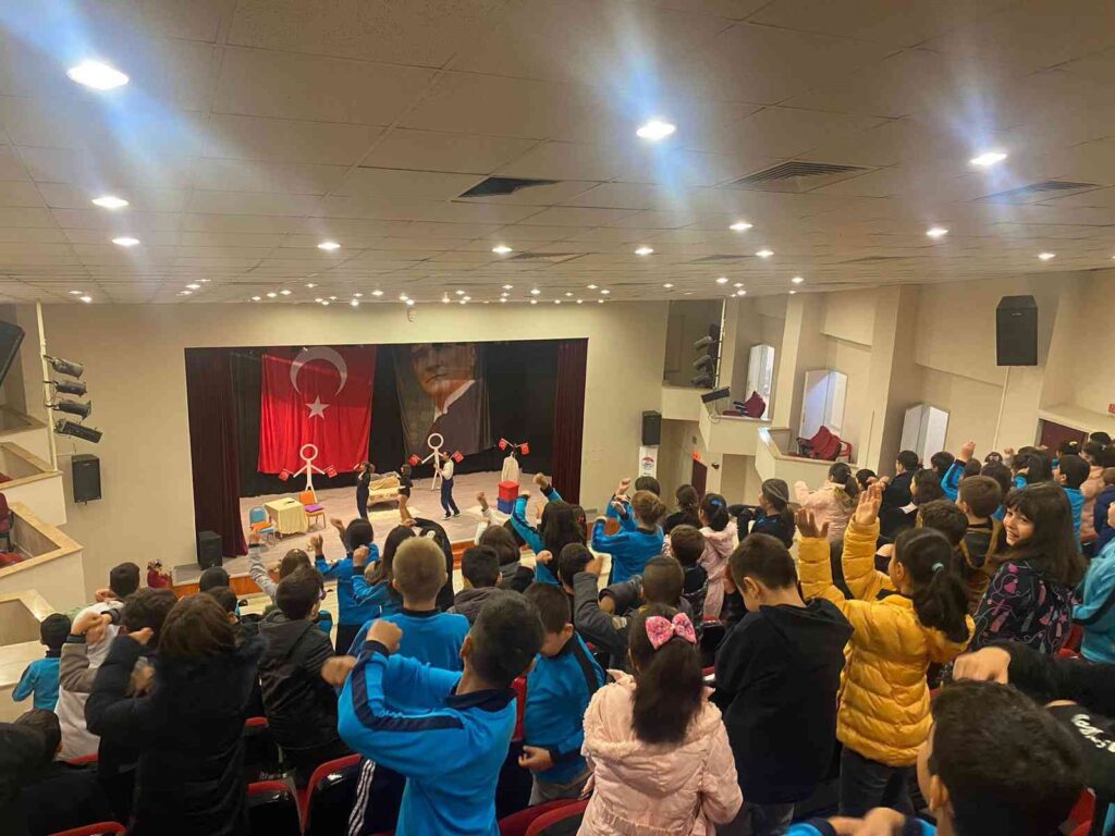 Söğütte Cumhuri̇yet Konulu Ti̇yatro Düzenlendi̇