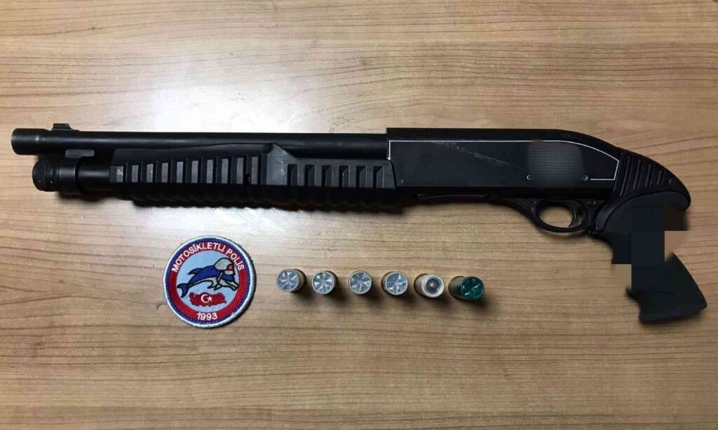 Şüpheli̇ 4 Şüpheli̇ Çalıntı Otomobi̇l, Uyuşturucu Madde Ve Si̇lah İle Bi̇rli̇kte Yakalandı