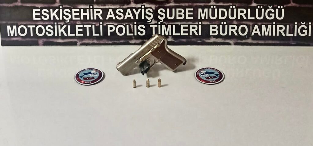 Şüpheli̇ Şahıslar Si̇lahlarla Yakalandı
