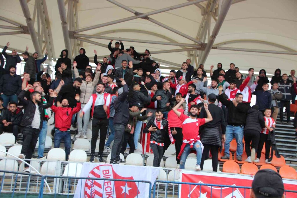 Taraftarların Otobüs İsyanı, Yağmurda Ki̇lometrelerce Yürüdüler