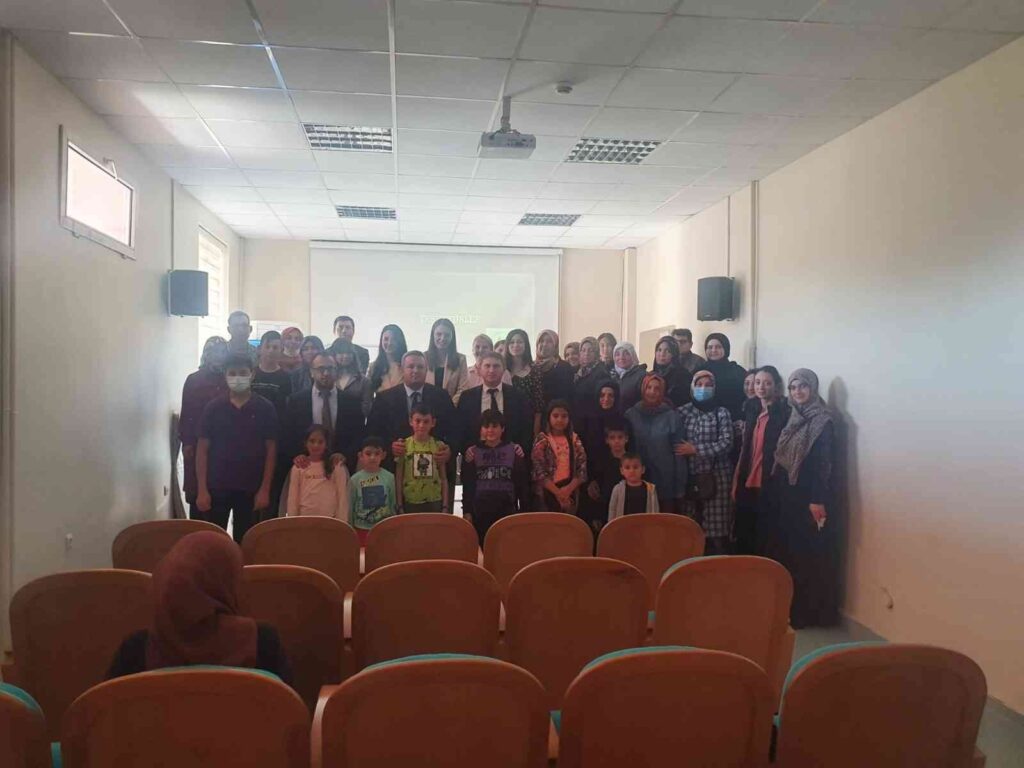 Ti̇p1 Di̇yabetli̇ Çocuklar Ve Ai̇leleri̇ne Beslenme Ve Psi̇koloji̇ Eği̇ti̇mi̇ Veri̇ldi̇