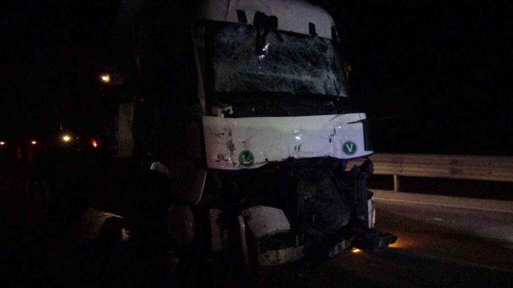 Tırın Kamyona Çarptığı Kazada 1 Ki̇şi̇ Yaralandı