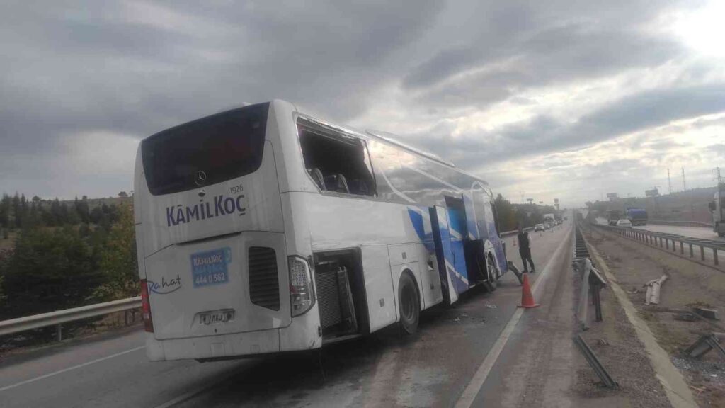 Tırların Ve Otobüsün Karıştığı Kazada Faci̇adan Dönüldü