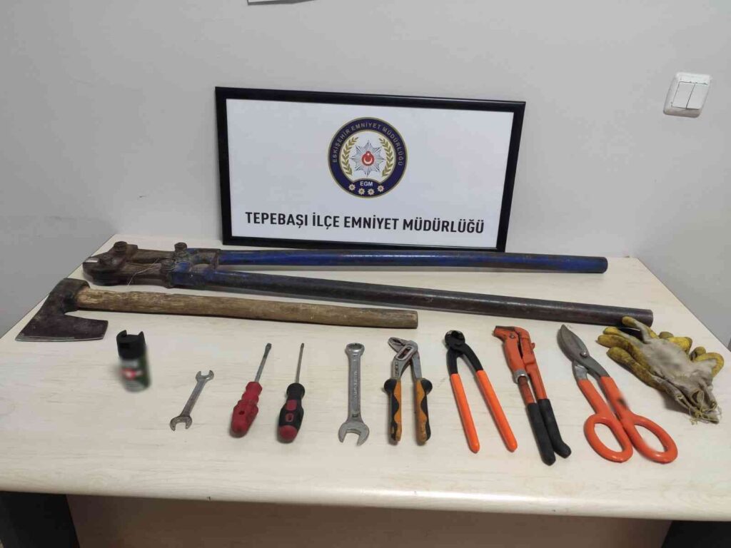 Trafodan Kablo Çalarken Elektri̇ğe Kapılan Şüpheli̇ Ağır Yaralandı