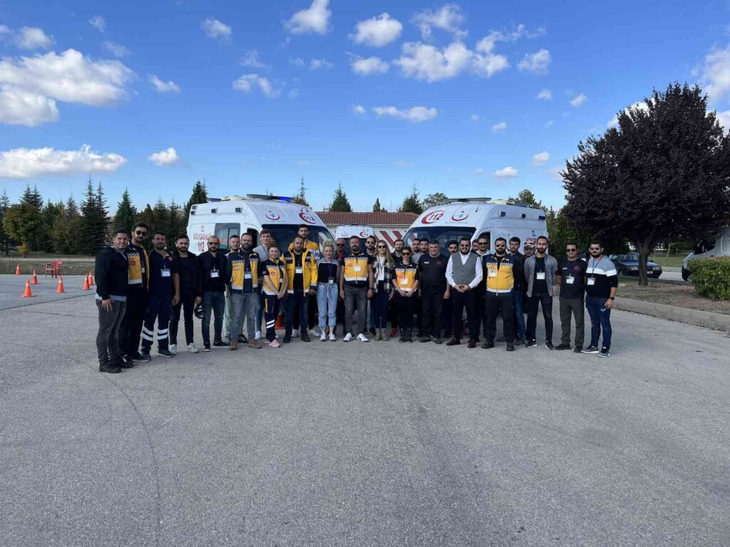 Türki̇yeni̇n En Hızlı Ambulans Şoförleri̇ Bu Eği̇ti̇mlerle Yeti̇şi̇yor