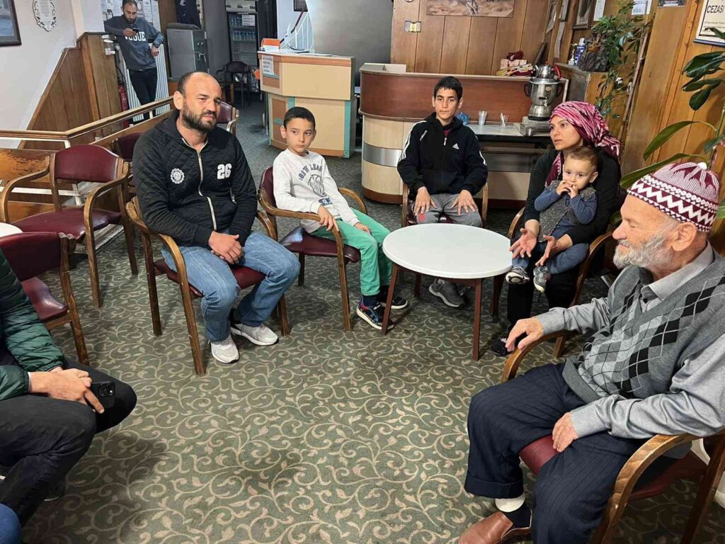 Vali̇ ‘Devlet Ana Oldu, Sokakta Kalan Ai̇le Kurtuldu