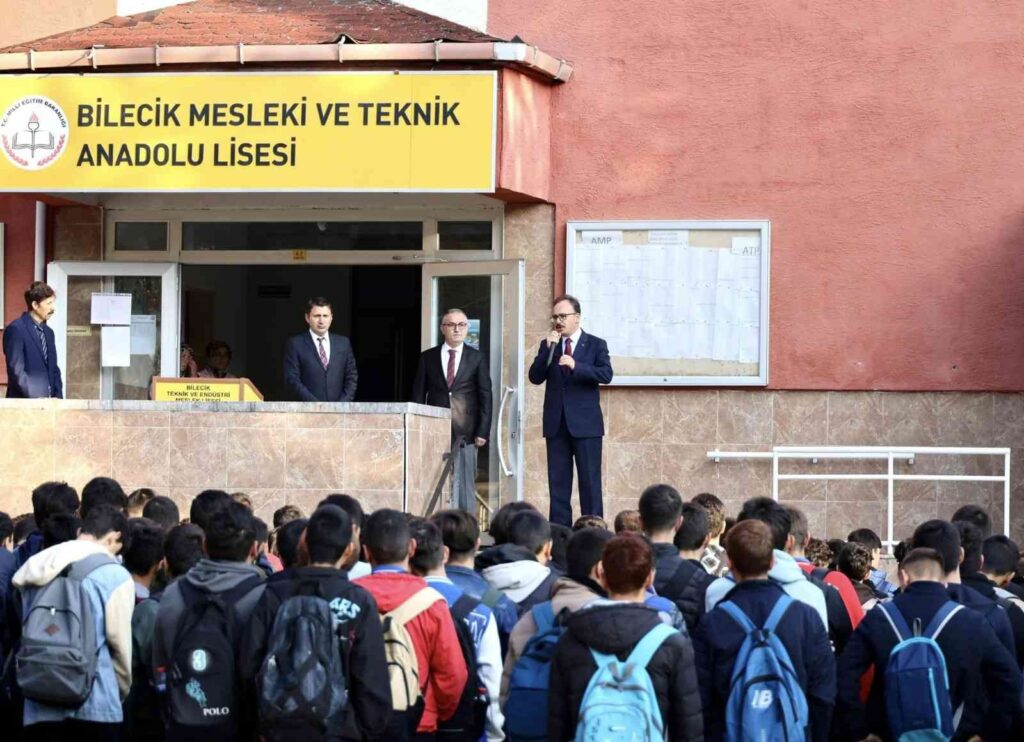 Vali̇ Kızılkaya, Bayrak Töreni̇ne Katıldı