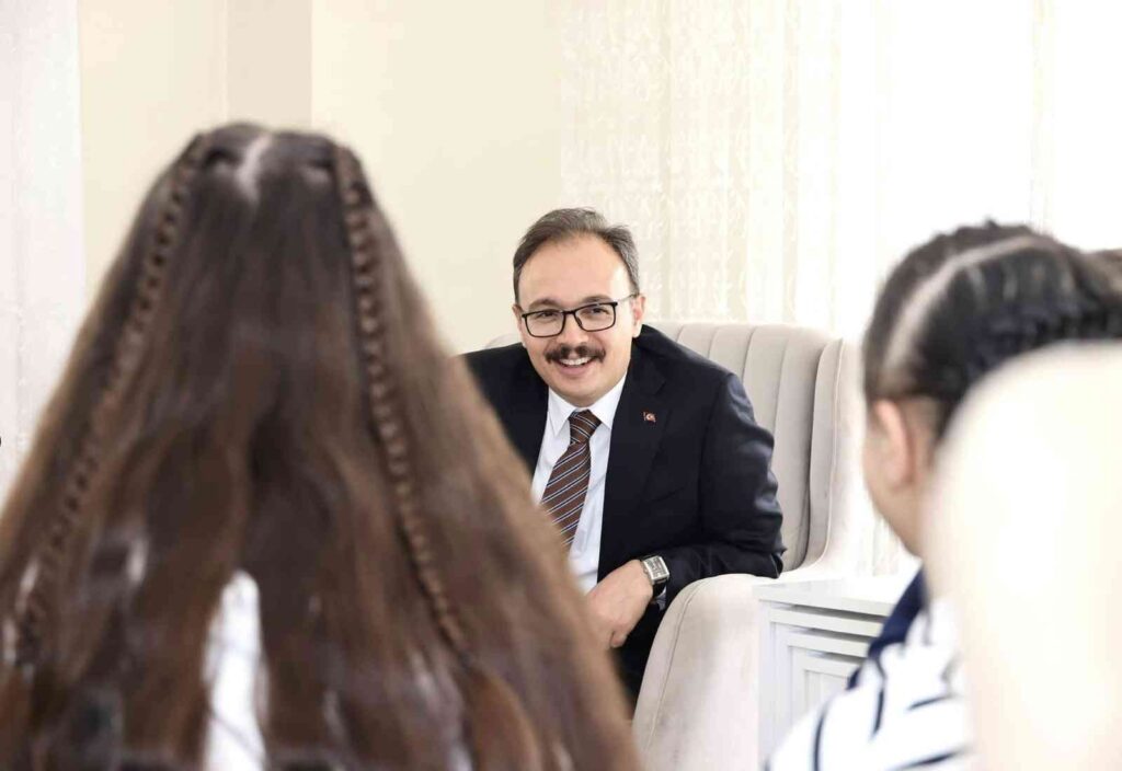 Vali̇ Kızılkaya, Kız Çocuklarıyla Bi̇r Araya Geldi̇