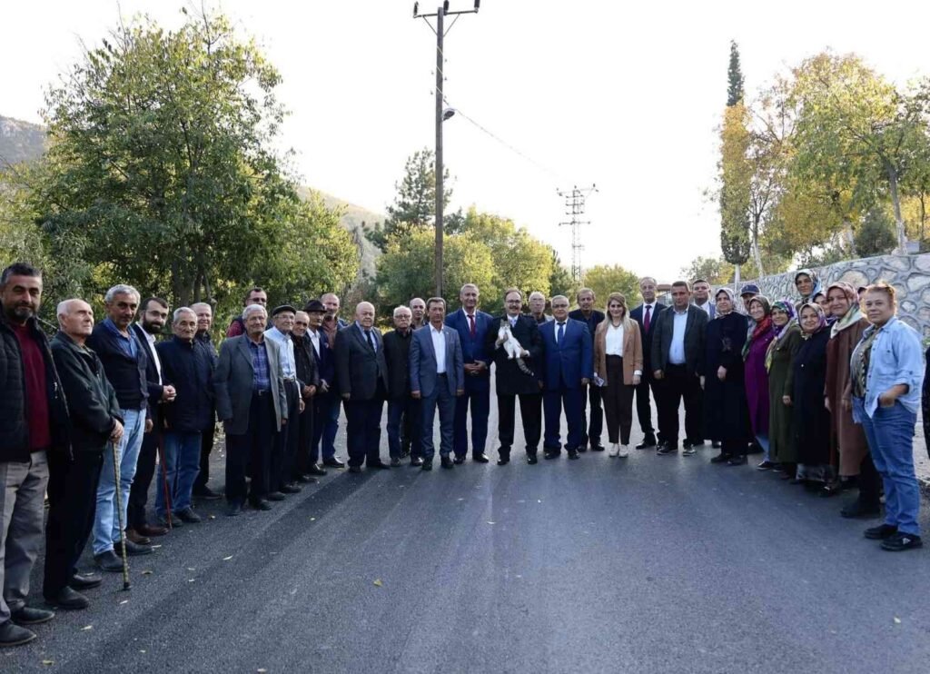 Vali̇ Kızılkaya, Köy Saki̇nleri̇ İle Asfalt Yolunu İnceledi̇