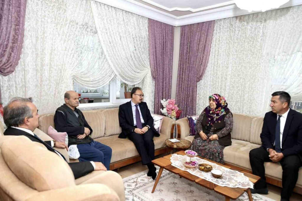 Vali̇ Kızılkaya Şehi̇t Ai̇lesi̇ni̇ Zi̇yaret Etti̇