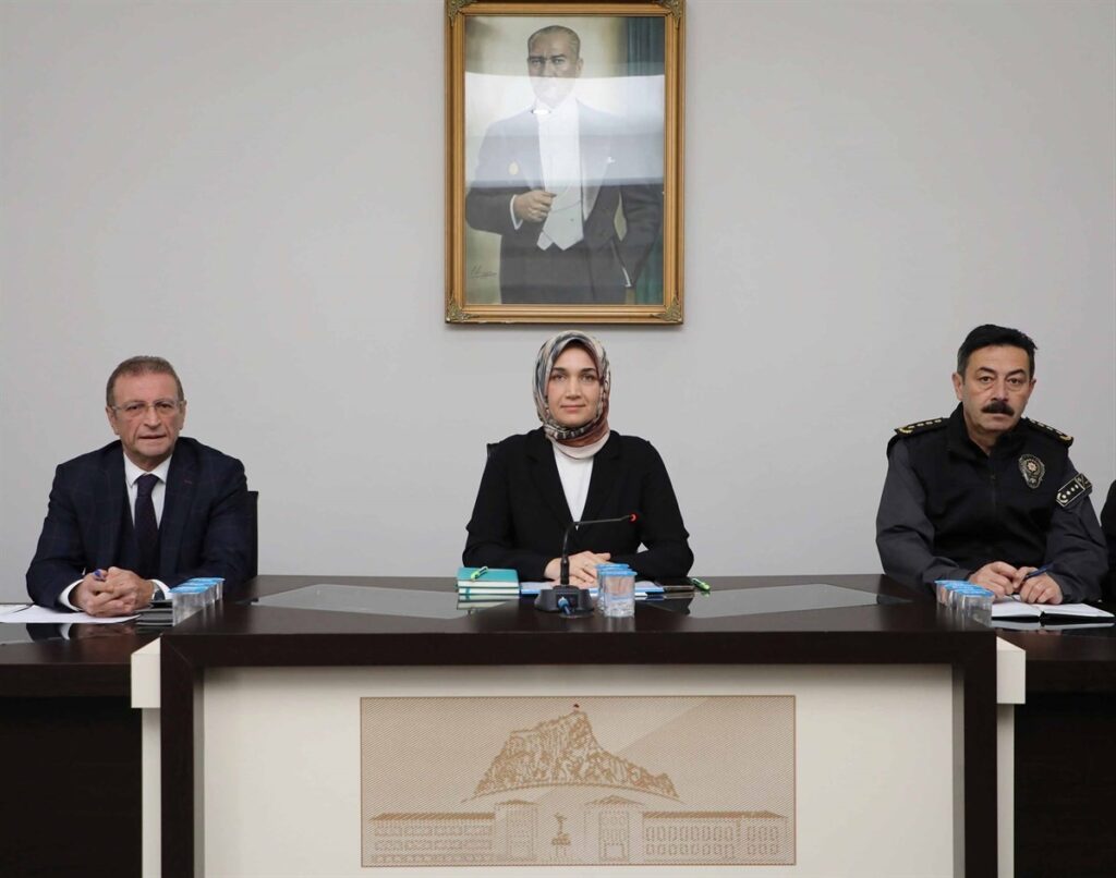 Vali̇ Yi̇ği̇tbaşı: “Muhtarlar Vatandaşlara Uzanan En Yakın Eli̇mi̇z”