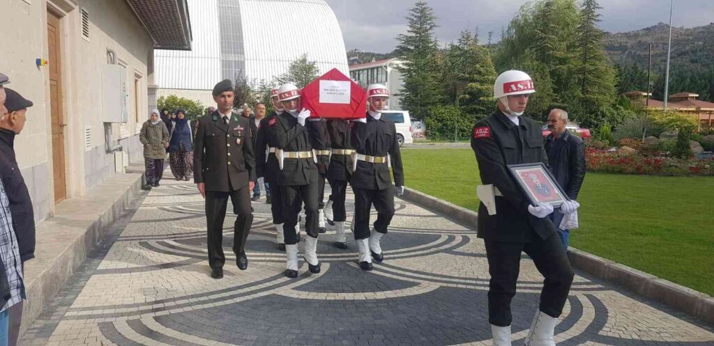 Vefat Eden Kıbrıs Gazi̇si̇ Toprağa Veri̇ldi̇