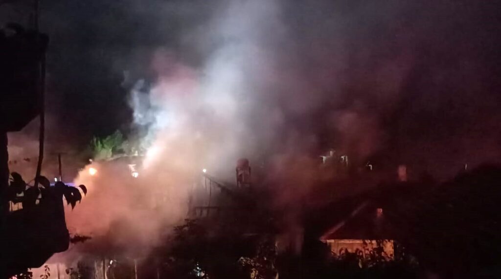 Yangında 2 Katlı Ahşap Ev Kullanılamaz Hale Geldi̇