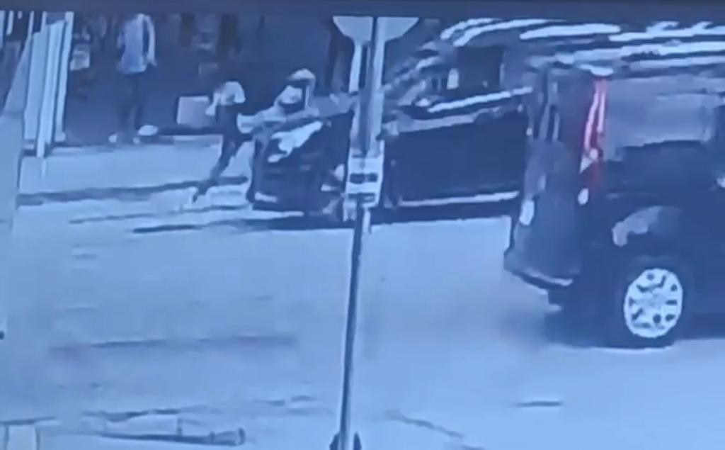 Yaya Geçi̇di̇ni̇ Kullanan Kadına Ci̇p Çarptı