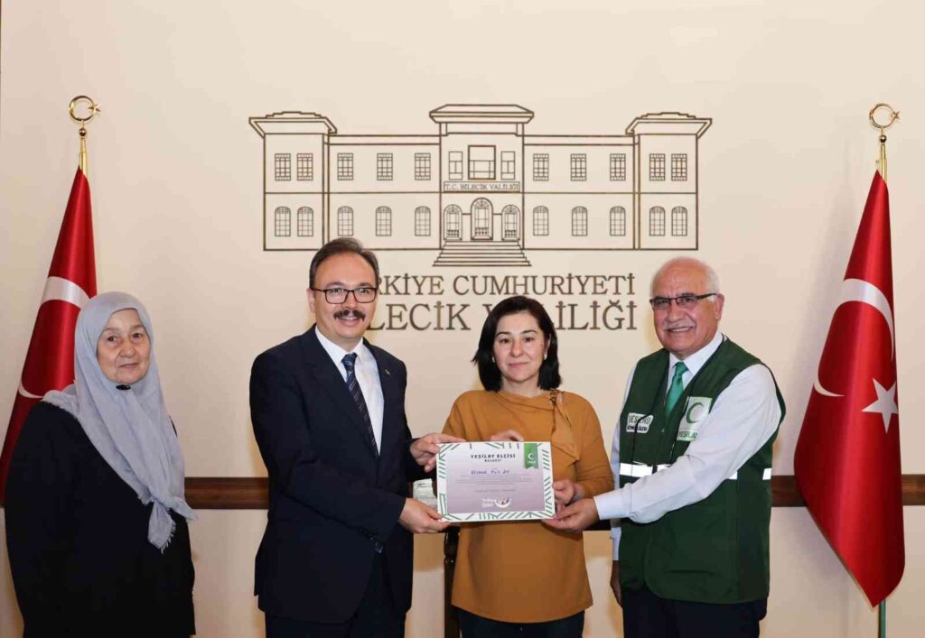 Yeşi̇lay Elçi̇si̇ Olan Esnaflara Belgeleri̇ni̇ Aldı