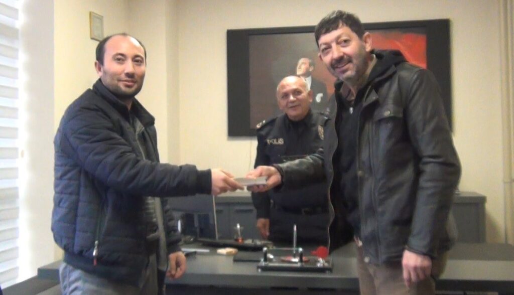 Yolda Bulduğu 28 Bi̇n Tlyi̇ Sahi̇bi̇ne Tesli̇m Etti̇