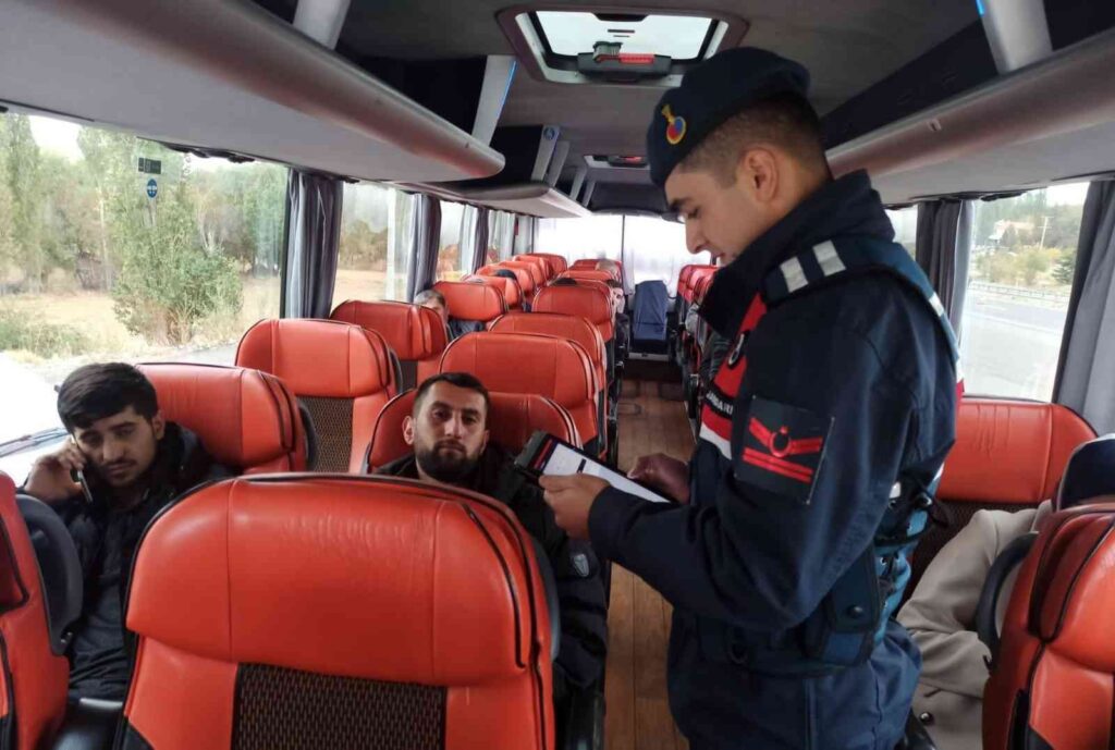 10 Ayda 91 Yasadışı Göçmen Jandarma Eki̇pleri̇nce Yakalandı