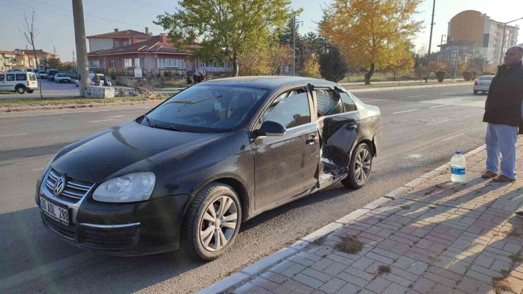 2 Aracın Çarpıştığı Kazada Üç Ki̇şi̇ Yaralandı