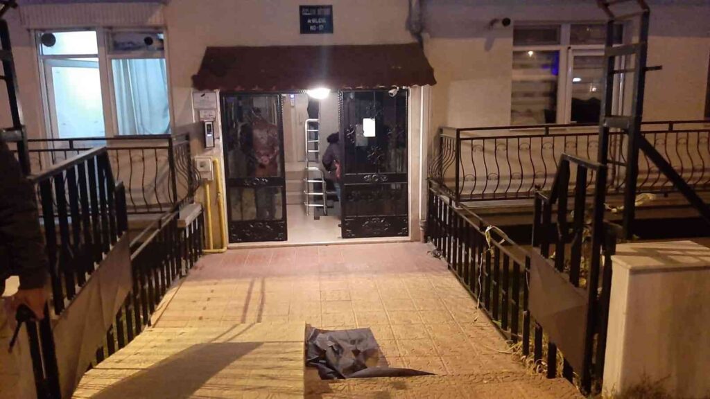 5İnci̇ Kattan Düşerek Beton Zemi̇ne Çakılan 60 Yaşındaki̇ Kadın Hayatını Kaybetti̇