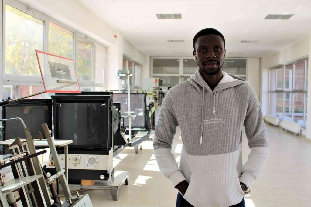 Afri̇kalı Dhakaba Si̇nema Eği̇ti̇mi̇ İçi̇n Ki̇lometreleri̇ Ardında Bıraktı