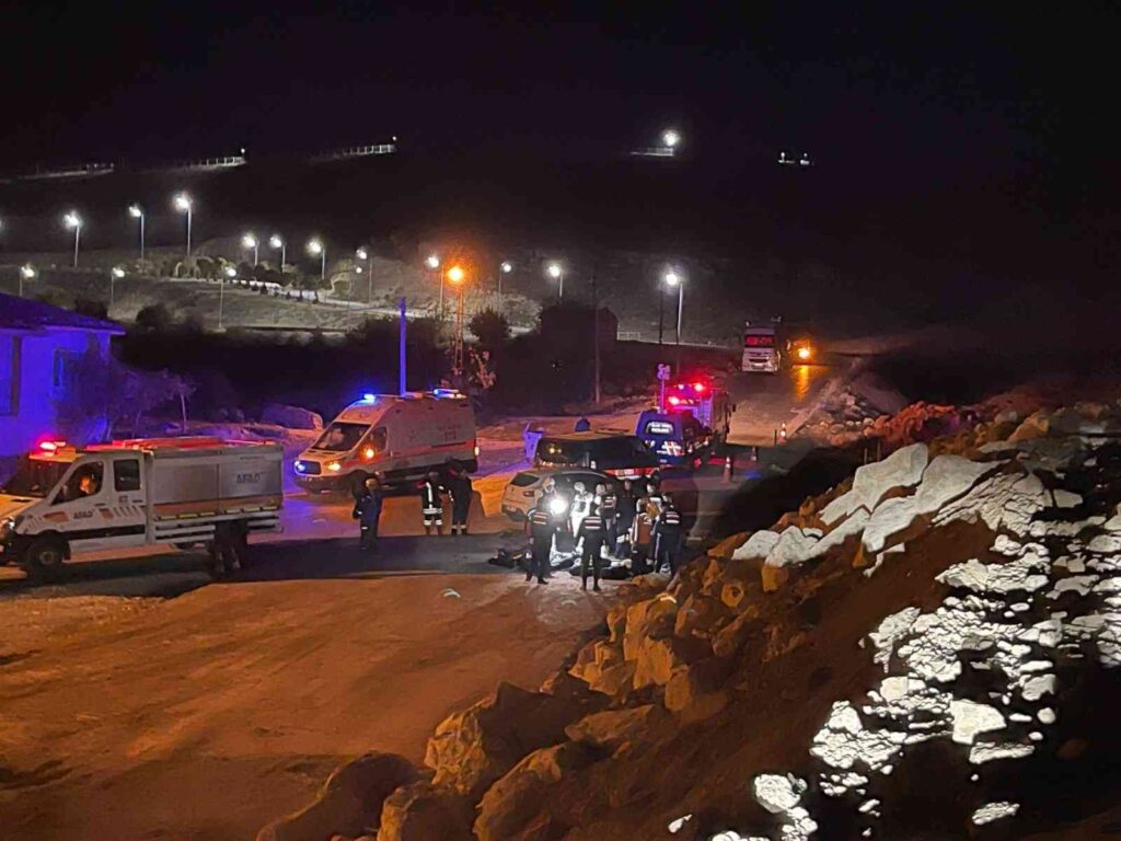 Afyonkarahi̇sarda Otomobi̇l Şarampole Devri̇ldi̇, Çok Sayıda Ölü Ve Yaralı Var