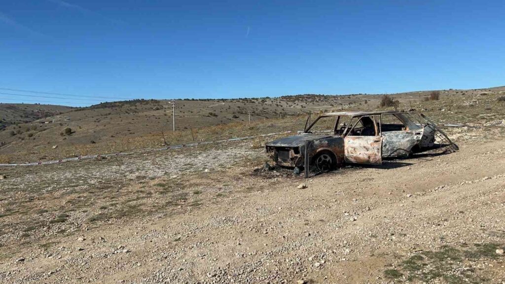 Afyonkarahi̇sarda Vahşet: İçinde iki kişinin bulunduğu araç yandı